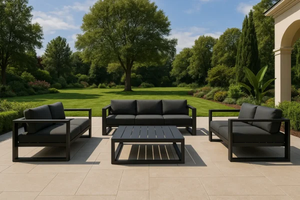 Notte Outdoor dining set on the patio