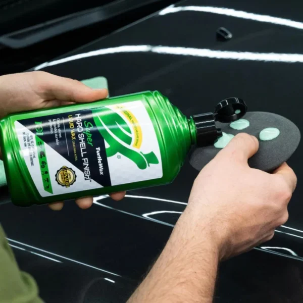Turtle Wax Super Hard Shell Liquid Wax 473ml with infographic callouts highlighting long-lasting protection, mirror-like shine, and water-beading technology on white background