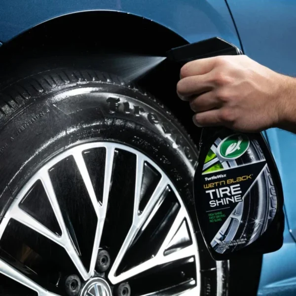 The back of the Turtle Wax Wet’n Black Ultra Tyre Shine 680ml bottle includes clear application steps, safety tips, and storage advice. It’s easy to apply for quick, professional-looking results.